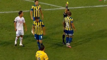 "Tengo 30 palos verdes", la canchereada de un futbolista a un árbitro