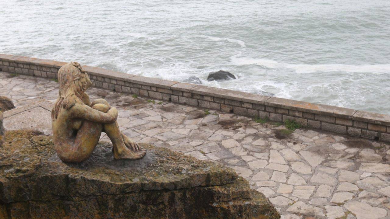 Misteriosa escultura en Mar del Plata: cómo buscan a quién la hizo