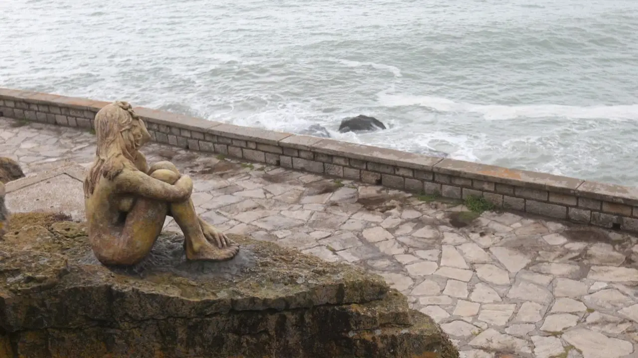 Misteriosa escultura en Mar del Plata: cómo buscan a quién la hizo