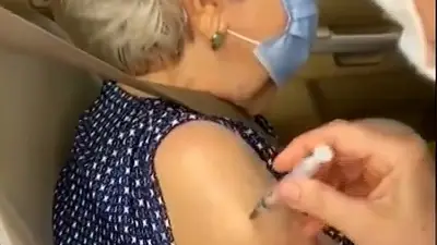 Escándalo en Brasil: denuncian que se está vacunando a adultos mayores con aire Escándalo en Brasil: denuncian que se está vacunando a adultos mayores con aire