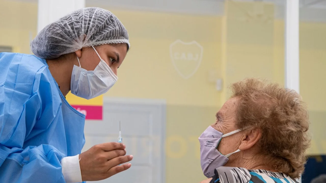 La tercera dosis de la vacuna contra el coronavirus "no es una urgencia", aseguró Tomás Orduna