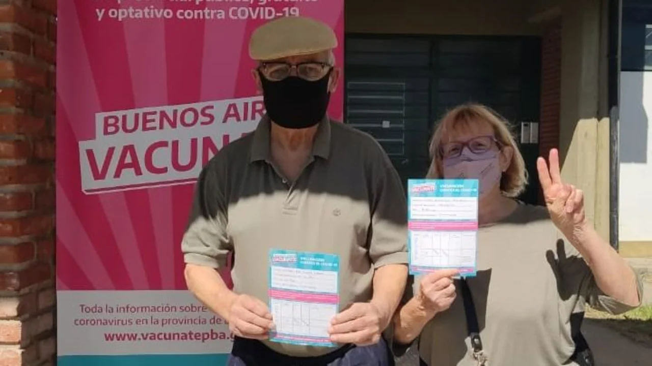 "Fue todo muy emocionante", la alegría de Rosa, la madre de Miguel Bru, tras su vacunación