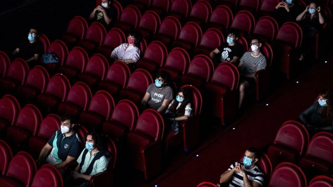 Nuevas restricciones: el gobierno habilitó cines, teatros y ceremonias religiosas en zonas de alarma epidemiológica