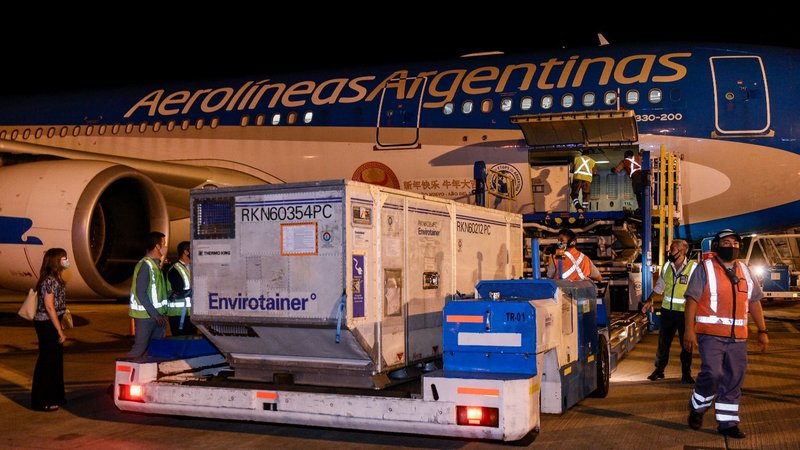Vacunación COVID: sale el primero de los vuelos que traerán 8 millones de Sinopharm