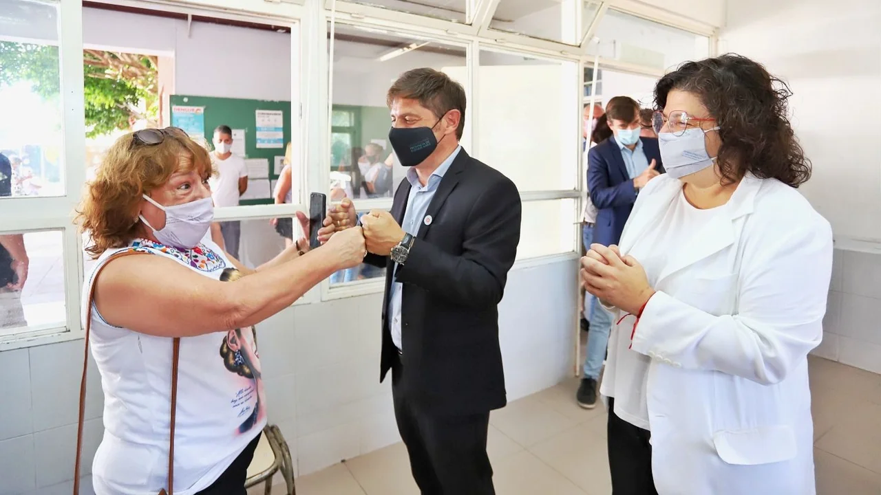 Axel Kicillof y Carla Vizzotti juntos en un vacunatorio de Morón