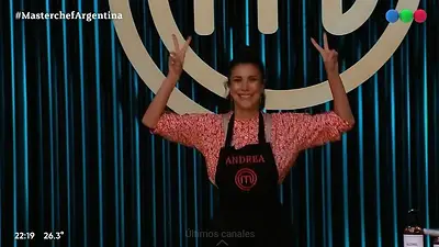Andrea Rincón entró haciendo la V de la victoria en a la gala de eliminación de MasterChef Celebrity 2 Andrea Rincón entró haciendo la V de la victoria en a la gala de eliminación de MasterChef Celebrity 2
