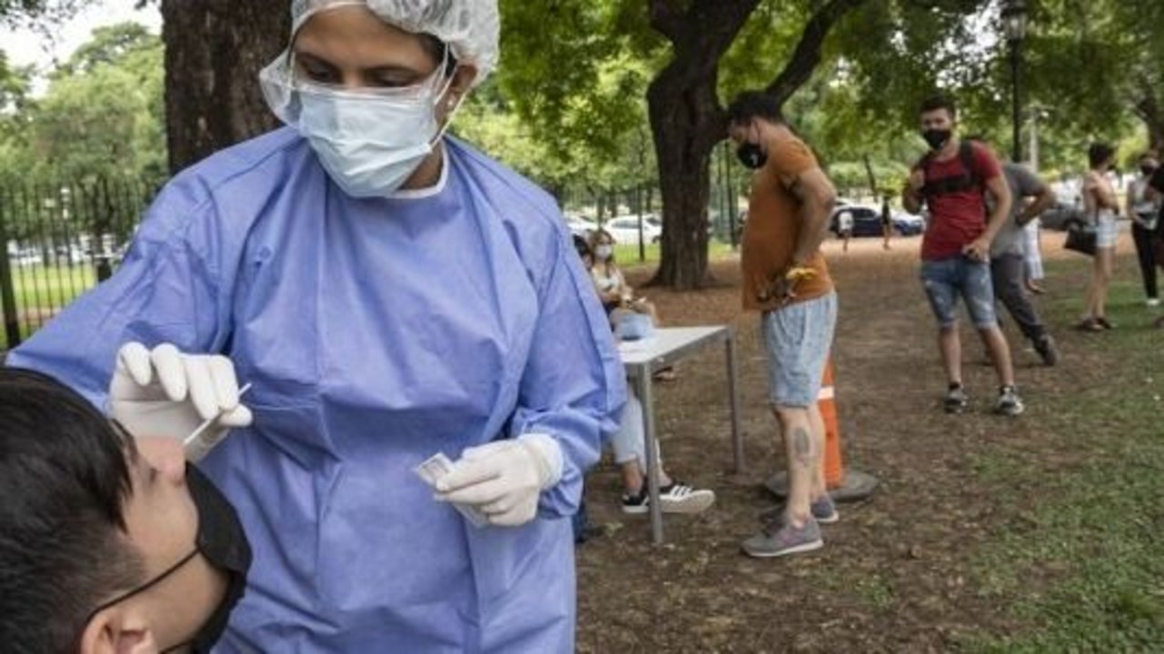 Suba de casos de COVID-19: ¿qué tengo que hacer hoy si tengo síntomas?