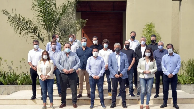 Ferraresi mantuvo un encuentro con intendentes e intendentas de la primera sección  