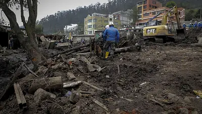 QUITO, 3 febrero, 2022 (Xinhua) -- Elementos de los equipos de auxilio que usan un perro de búsqueda y rescate realizan labores de búsqueda de personas desaparecidas y limpieza de escombros QUITO, 3 febrero, 2022 (Xinhua) -- Elementos de los equipos de auxilio que usan un perro de búsqueda y rescate realizan labores de búsqueda de personas desaparecidas y limpieza de escombros