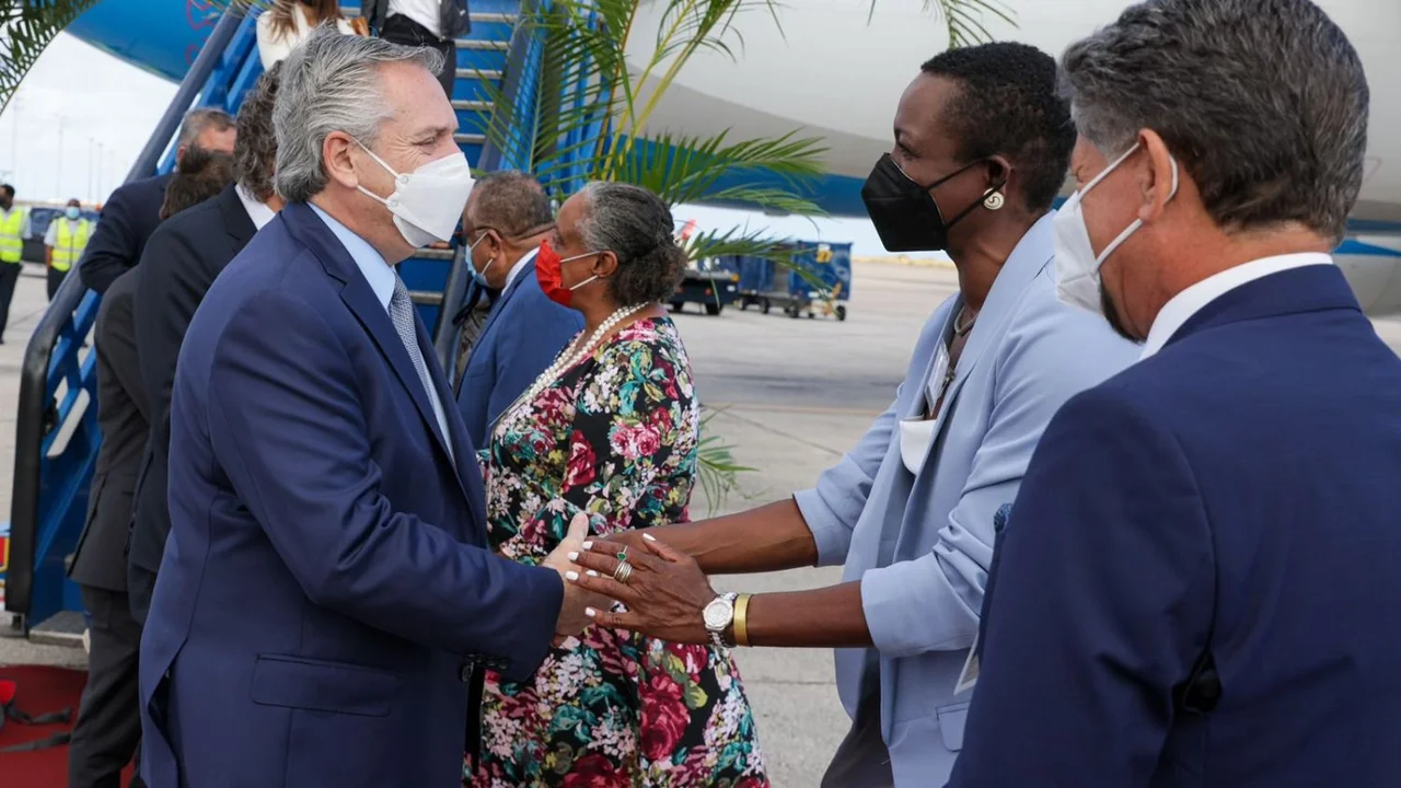 Con la CELAC y Malvinas en agenda, Alberto Fernández llegó a Barbados