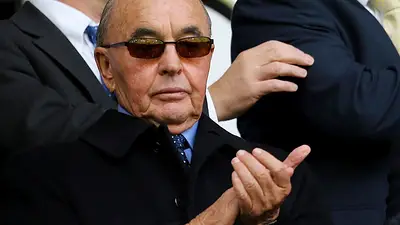 Quién es Joe Lewis, amigo de Macri y "dueño" del Lago Escondido Quién es Joe Lewis, amigo de Macri y "dueño" del Lago Escondido
