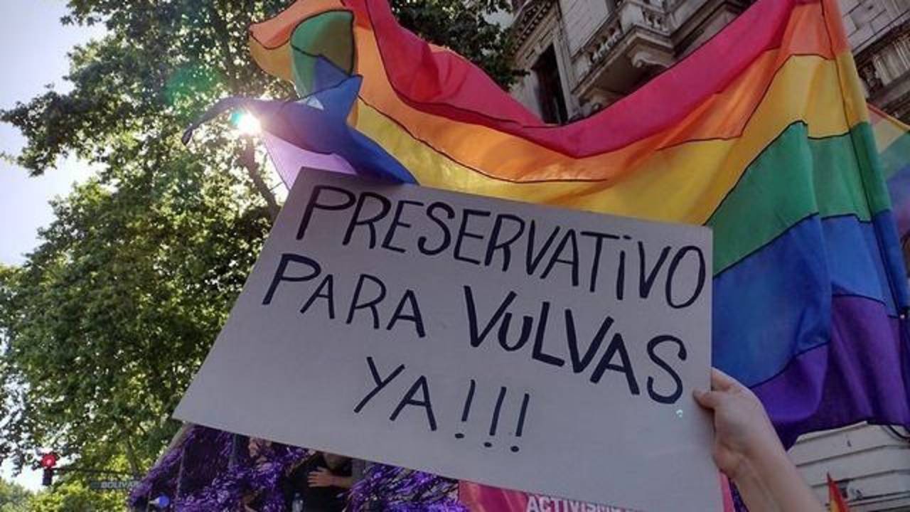 Preservativos para vulvas y una deuda histórica: la necesidad urgente de que existan en Argentina