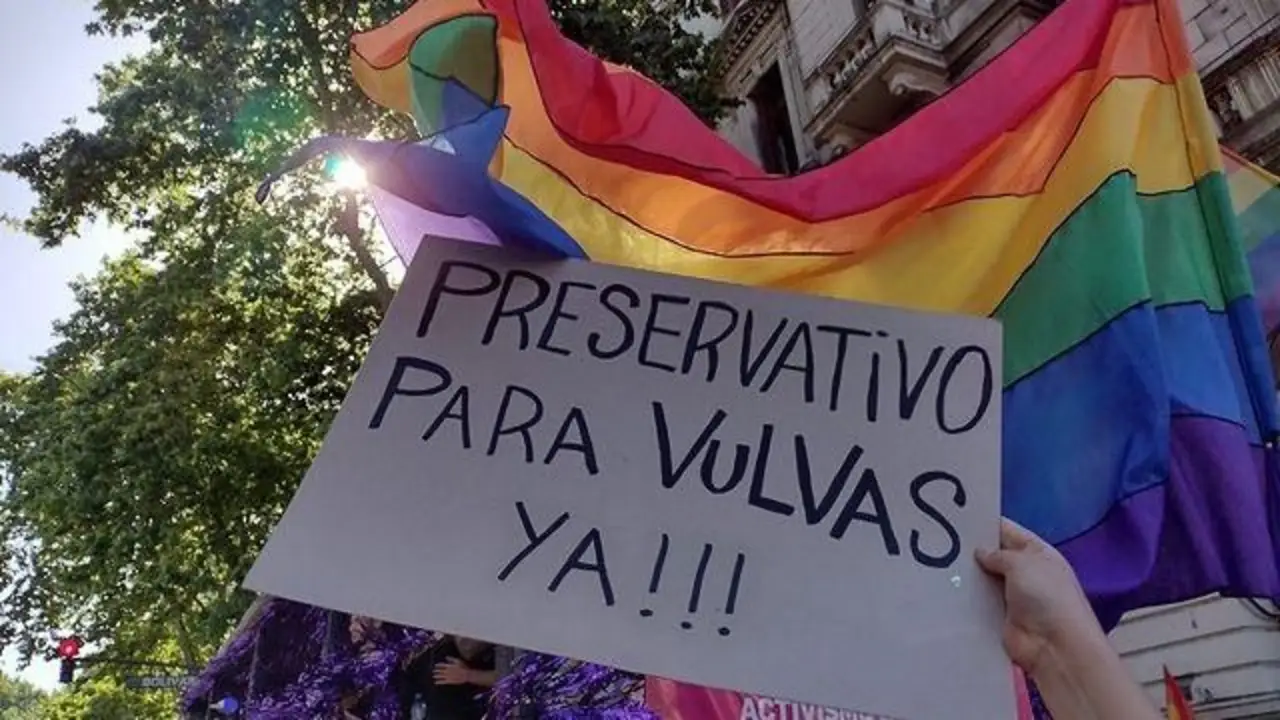 Preservativos para vulvas y una deuda histórica: la necesidad urgente de que existan en Argentina