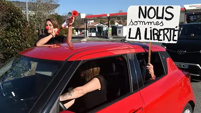 "La caravana de la libertad" de los antivacunas avanza por Europa "La caravana de la libertad" de los antivacunas avanza por Europa