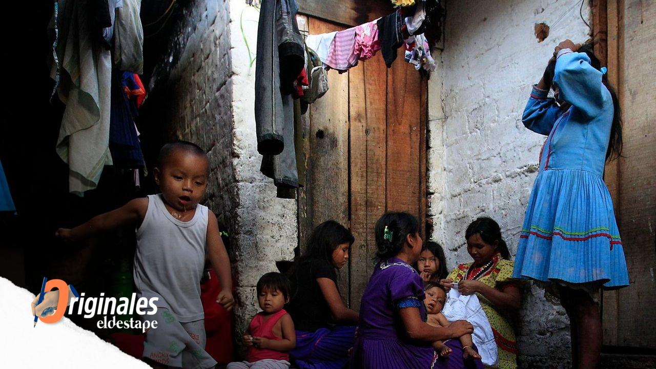 Foto de archivo de indígenas Embera Katio desplazados por el conflicto armado desde Pueblo Rico, Risaralda, en Cali, Colombia. 