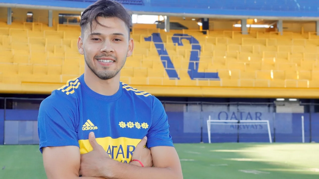 Óscar ya posó con la de Boca en la Bombonera.