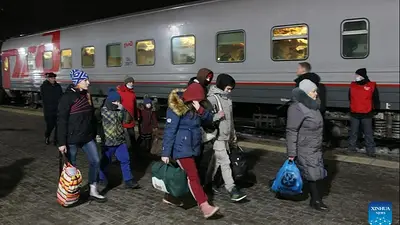 Habitantes de las regiones separatistas del este de Ucrania llegan en las últimas horas a Rusia para escapar de los combates. Habitantes de las regiones separatistas del este de Ucrania llegan en las últimas horas a Rusia para escapar de los combates.