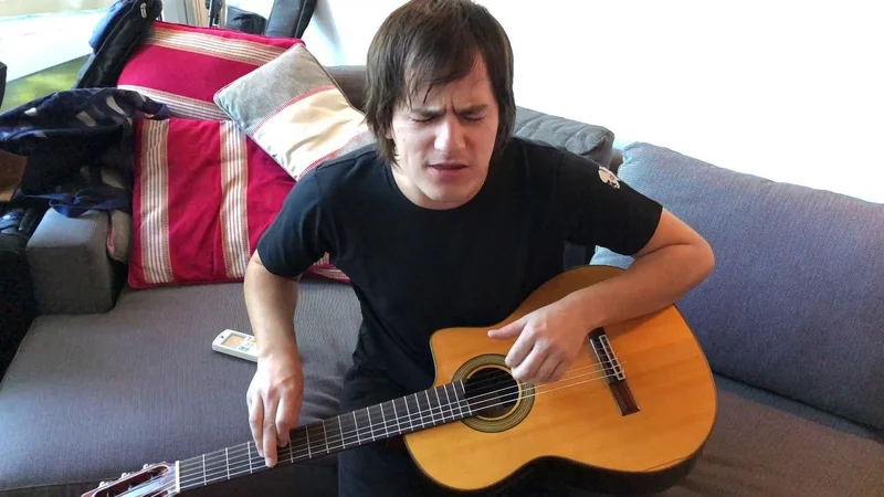 Nahuel Pennisi cantando con la guitarra