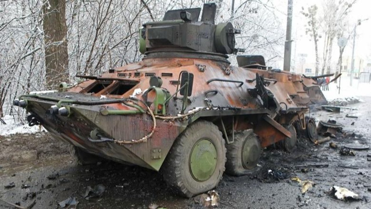 Con un convoy de blindados, las tropas rusas avanzan sobre Kiev 