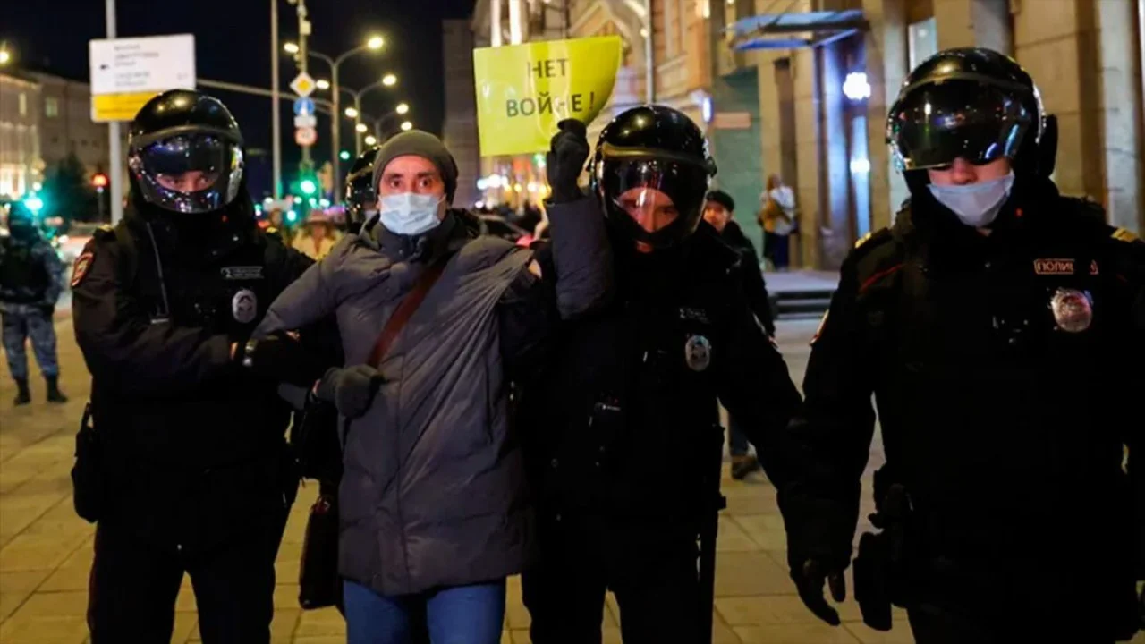 Más de 400 detenidos hoy en Rusia en protestas contra la invasión de Ucrania