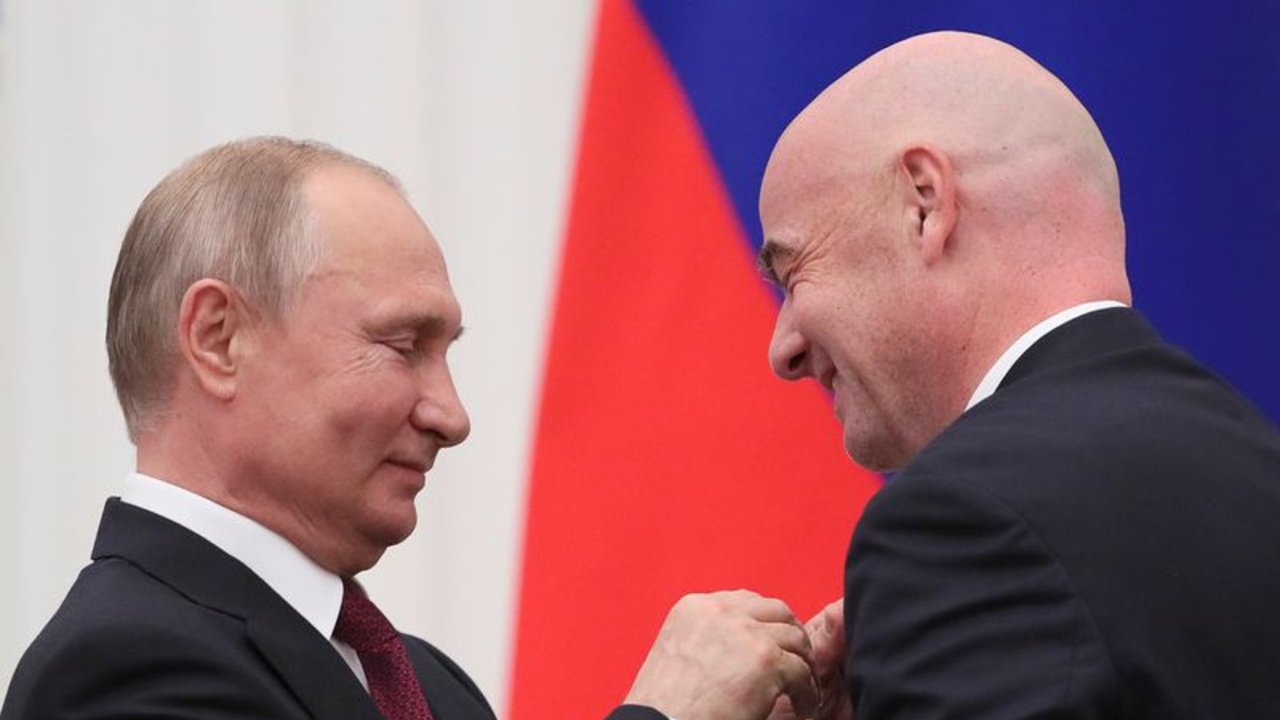 La FIFA prohíbe los partidos en Rusia; no habrá bandera ni himno para la selección