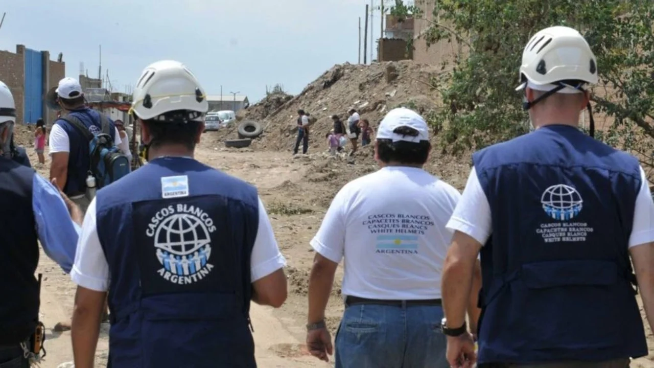 Argentina envía a Cascos Blancos para asistir a quienes emigran de Ucrania
