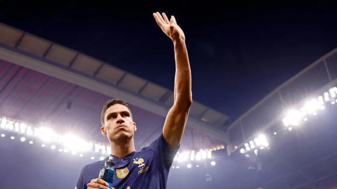 El defensa francés Varane se retira del fútbol internacional