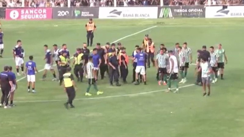 Escándalo en el ascenso: piñas a un árbitro y golpes entre jugadores