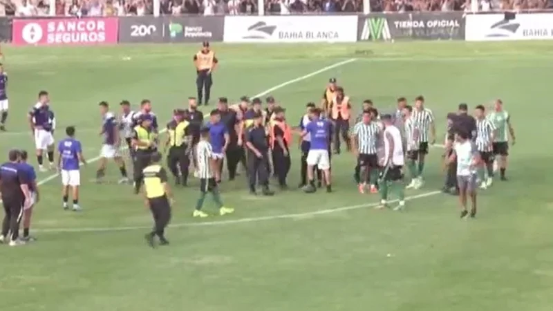 Escándalo en el ascenso: piñas a un árbitro y golpes entre jugadores