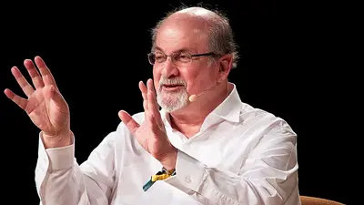 Salman Rushdie publica nueva novela seis meses después de ser apuñalado Salman Rushdie publica nueva novela seis meses después de ser apuñalado