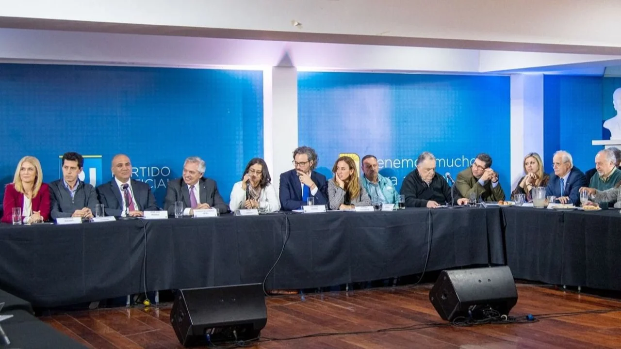 Elecciones 2023: Cristina y Máximo no irán a la mesa del FdT, pero habrá representante K