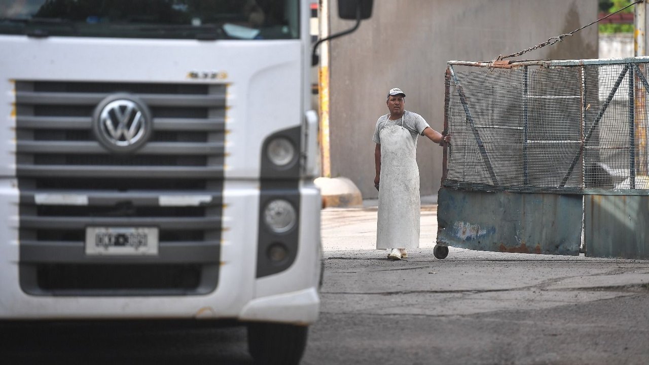 Muertes por intoxicación: allanaron frigoríficos en Berazategui