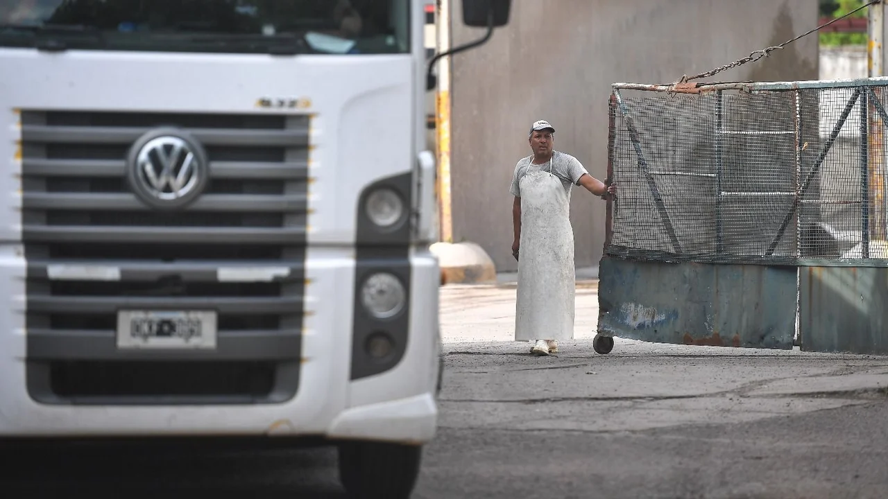 Muertes por intoxicación: allanaron frigoríficos en Berazategui