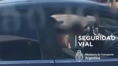 Le suspendieron la licencia de conducir por llevar a un niño en su falda Le suspendieron la licencia de conducir por llevar a un niño en su falda
