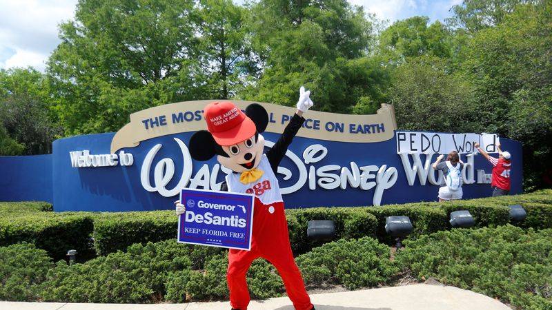 El gobernador de Florida asume el control de la junta del distrito de Disney