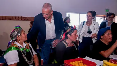 Pietragalla se reunió con mapuches y vecinos de Villa Mascardi para una solución pacífica Pietragalla se reunió con mapuches y vecinos de Villa Mascardi para una solución pacífica