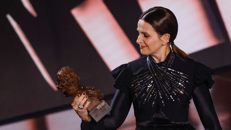 La actriz Juliette Binoche es galardonada en los Goya españoles