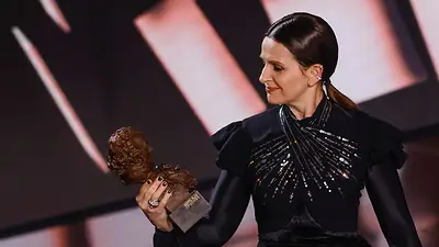 La actriz Juliette Binoche es galardonada en los Goya españoles La actriz Juliette Binoche es galardonada en los Goya españoles