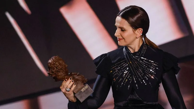 La actriz Juliette Binoche es galardonada en los Goya españoles