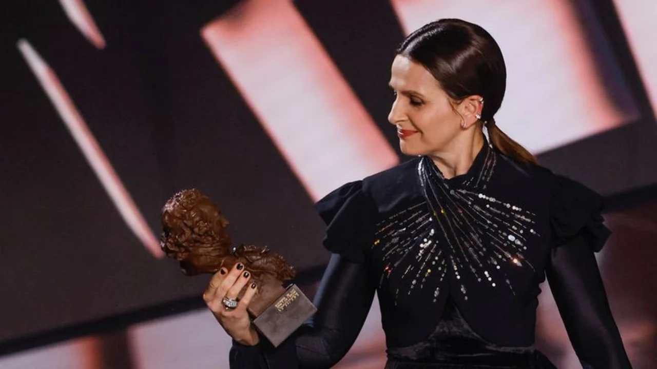 La actriz Juliette Binoche es galardonada en los Goya españoles