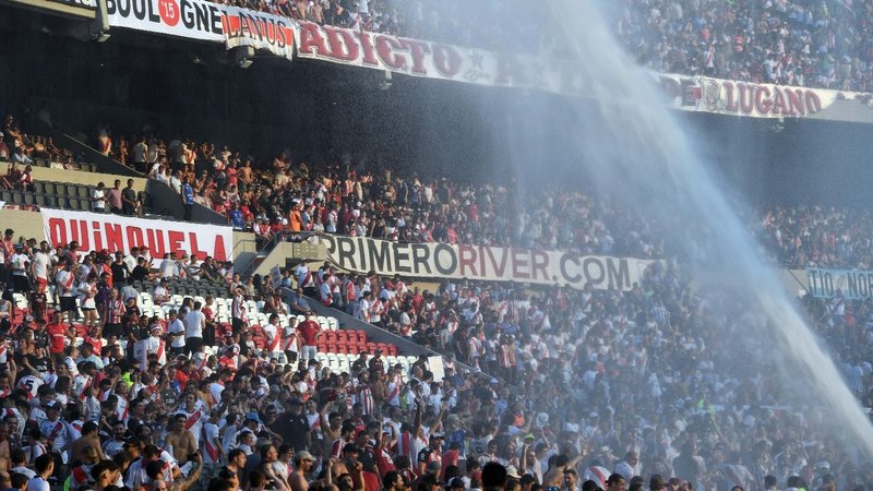 Un hincha de River cayó desde una tribuna del Monumental: está internado
