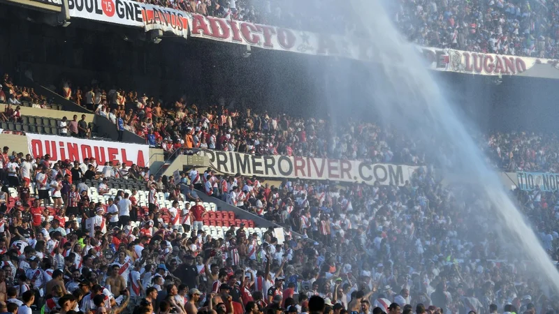 Un hincha de River cayó desde una tribuna del Monumental: está internado