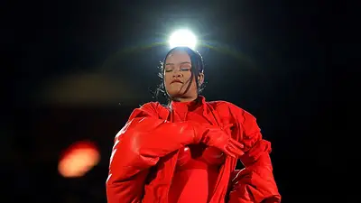 Rihanna ilumina el escenario del Supertazón con "Diamonds" Rihanna ilumina el escenario del Supertazón con "Diamonds"