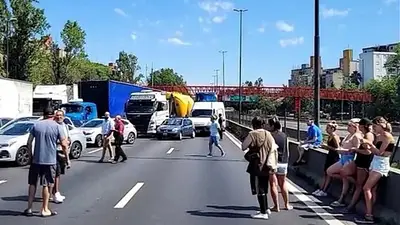 Por los cortes de luz, caos de tránsito por corte en Dellepiane y demoras en otras tres autopistas Por los cortes de luz, caos de tránsito por corte en Dellepiane y demoras en otras tres autopistas