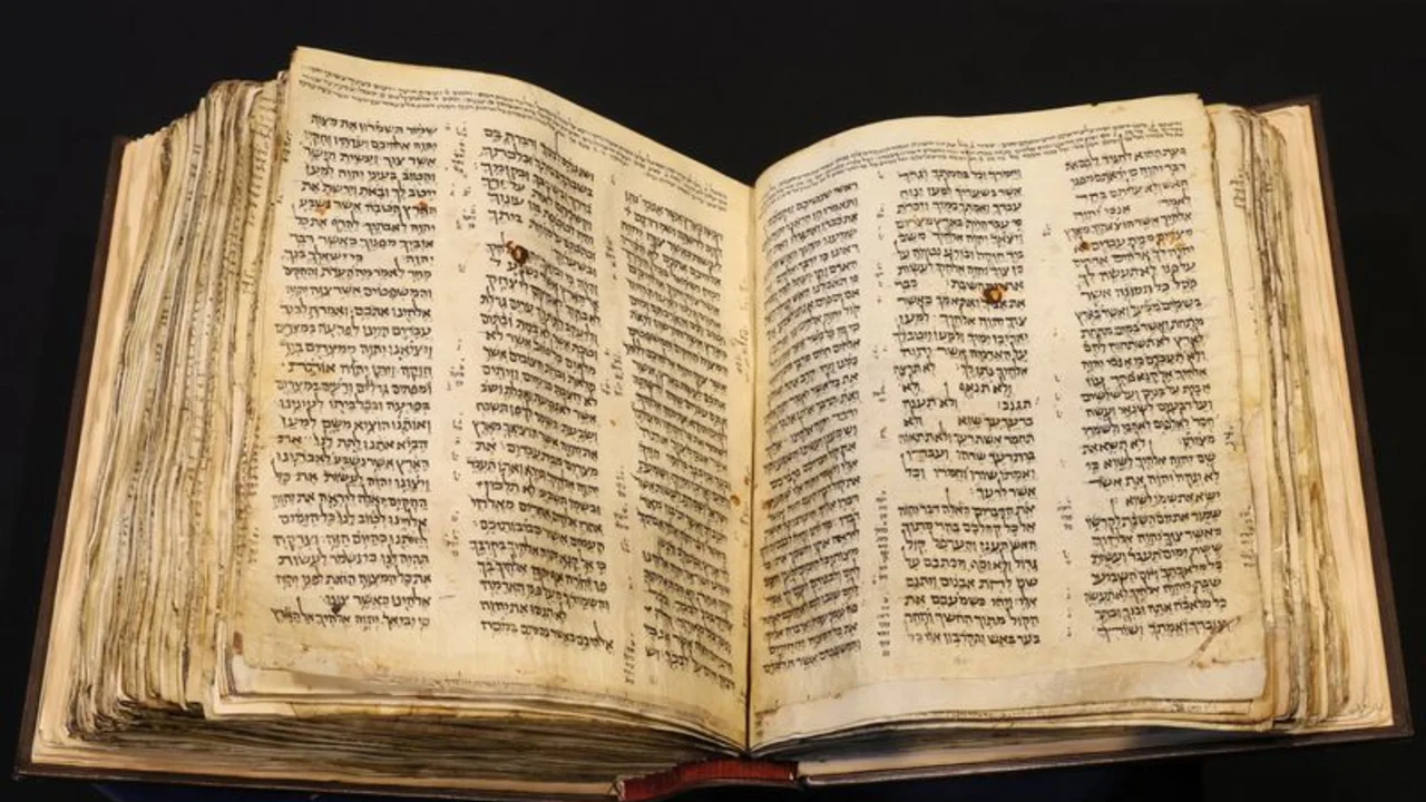 La Biblia hebrea más antigua del mundo podría alcanzar los 50 millones de dólares en una subasta