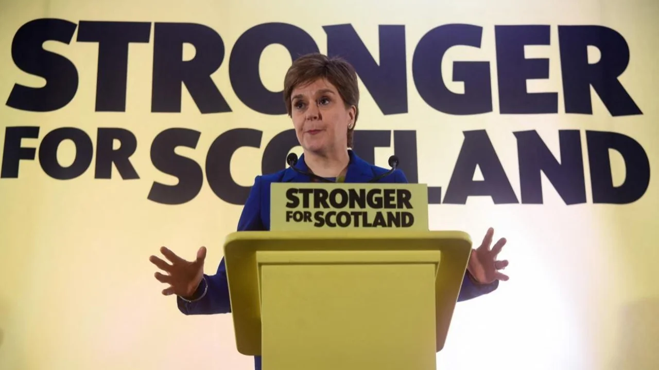 Renunció la primera ministra de Escocia