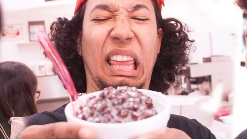 El peor helado del mundo. Encontró un sapo en un helado de vainilla. Historias virales en redes sociales.