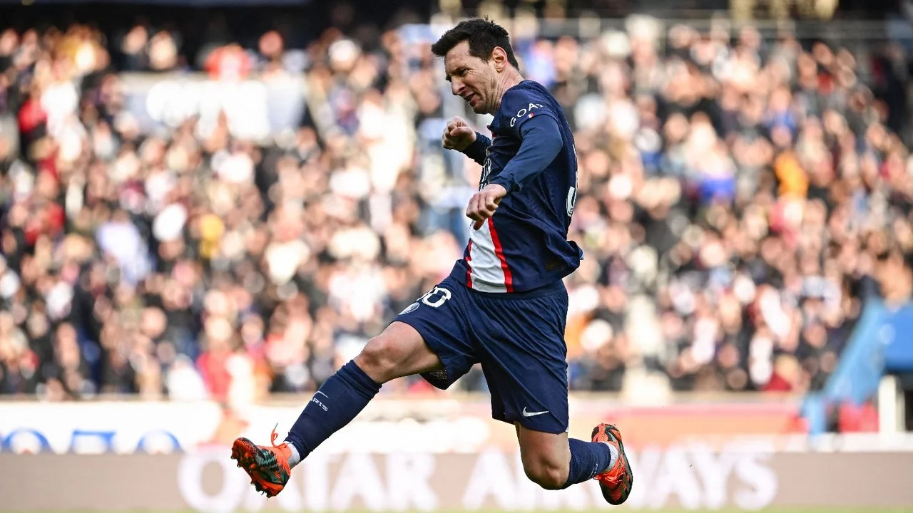 Lionel Messi festeja su golazo de tiro libre para el triunfo agónico de PSG