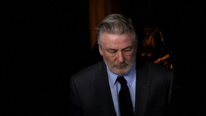 Rebajan cargos contra Alec Baldwin, lo que reduce la posible pena de cárcel
