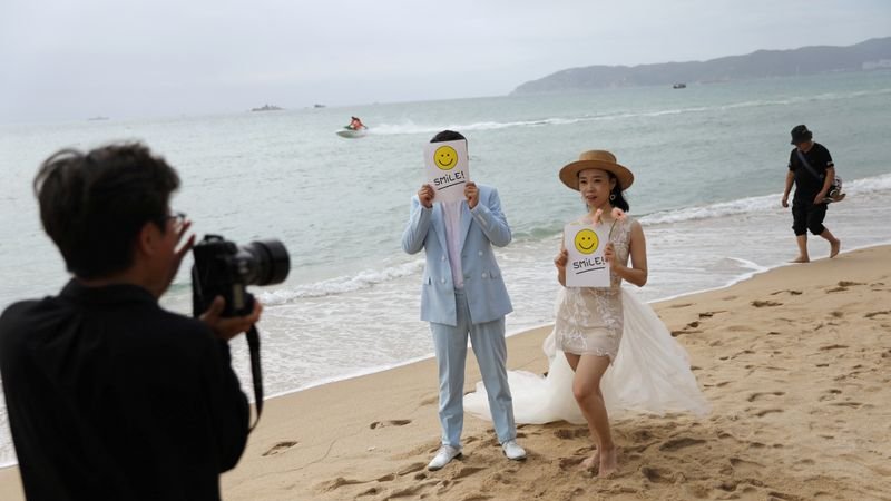Provincias chinas conceden 30 días pagados de "permiso por matrimonio" para impulsar la natalidad